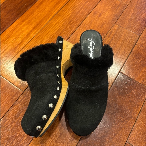 Free People Shoes - Free People Shearling chalet clogs